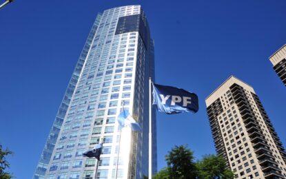 YPF cerró con éxito su canje de deuda y zafó del default