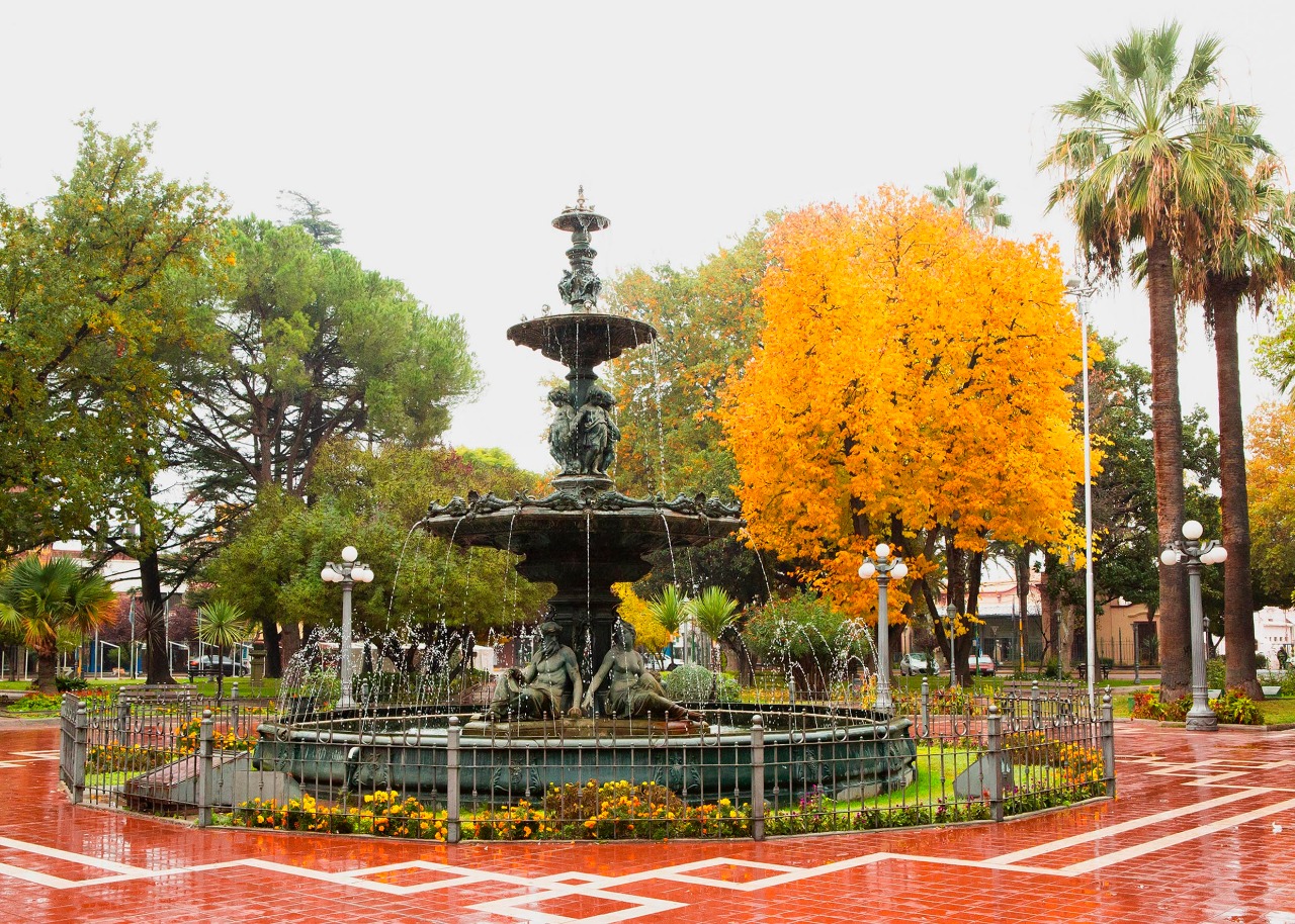 Restauraron la histórica Fuente de la Plaza de Maipú