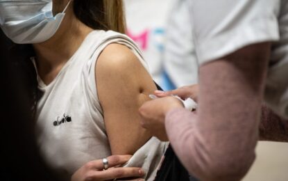Vacunación combinada: mayores de 40 años podrán completar su esquema con la vacuna Moderna