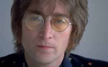 Nace John Lennon