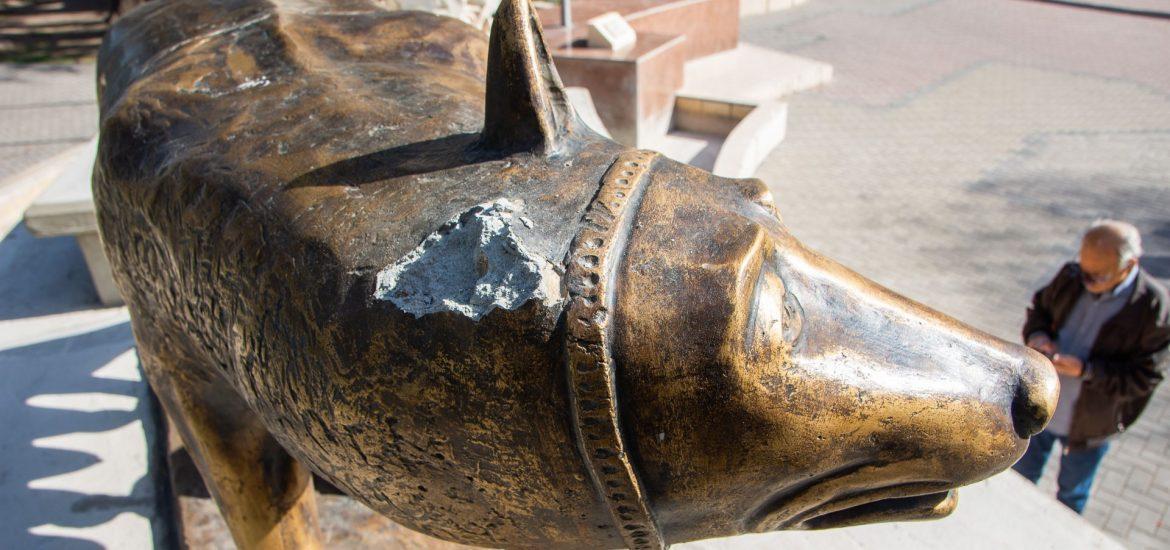 Vandalismo en San Martin dañan la escultura de plaza Italia