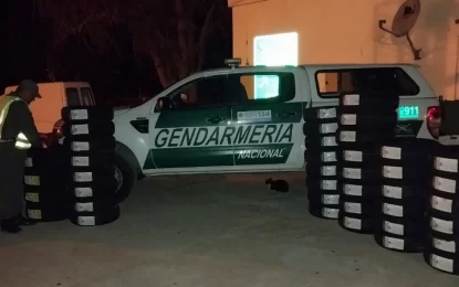 En San Carlos Gendarmería interceptó dos camionetas con más de 40 neumáticos que llevaban de contrabando